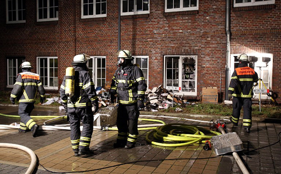 Пожарные возле редакции газеты Hamburger Morgenpost (Фото: AFP)