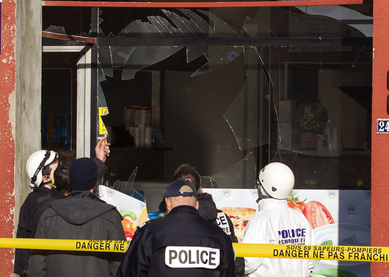 Полицейские возле взорванного арабского ресторана в Вильфранс-Сюр-Саон (Фото: Reuters)