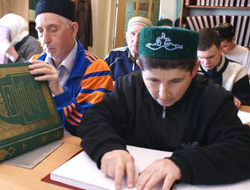 Прихожане мечети изучают религиозные тексты