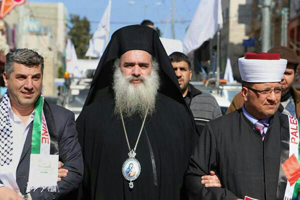 Палестинский православный епископ Аталла Ханна  (в центре)