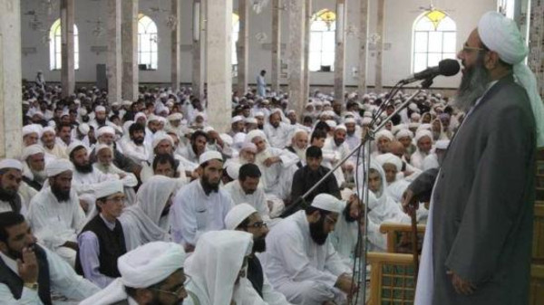 Шейх Абдельхамид Исмаил Захи читает проповедь в мечети Захидана (Иран)
