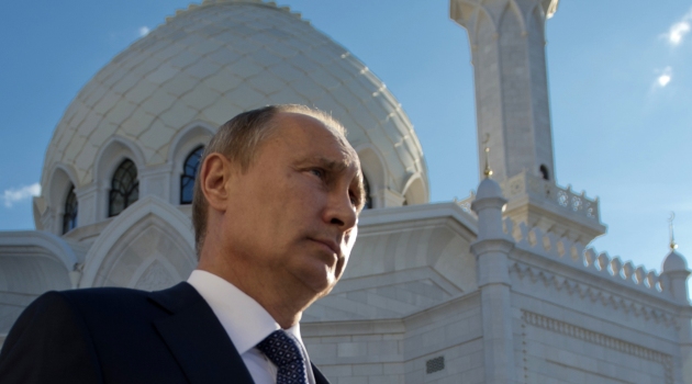 В. Путин во время посещения мечети Булгар в Татарстане