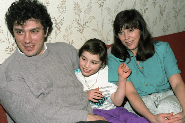 Губернатор Нижнего Новгорода Борис Немцов с женой и дочерью