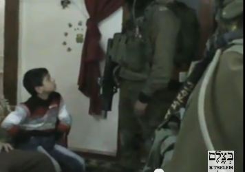 Ребенок спросонья отвечает на вопросы израильских военных