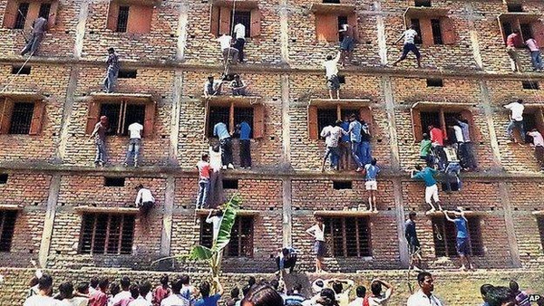 Индийцы вскарабкались на многоэтажное здание, чтобы помочь школьникам с экзаменами