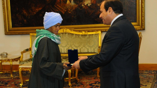 Президент Египта награждает Сису Абу Даух