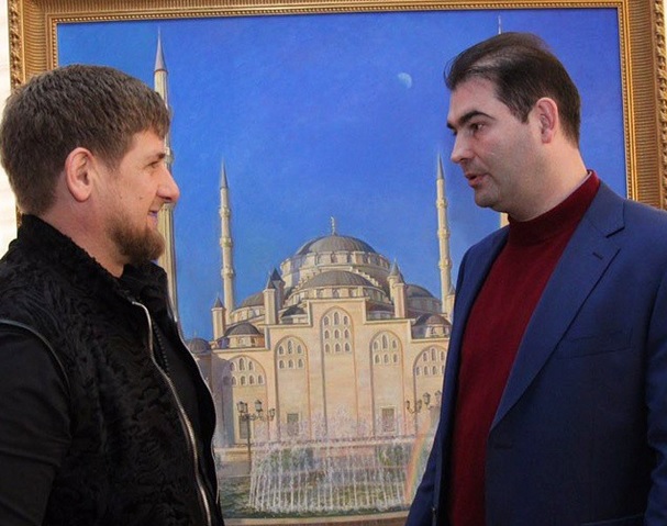 Рамзан Кадыров стоит с художником Александром Шиловым на фоне картины с главной мечетью Чечни (Фото: страница Кадырова в соцсети)
