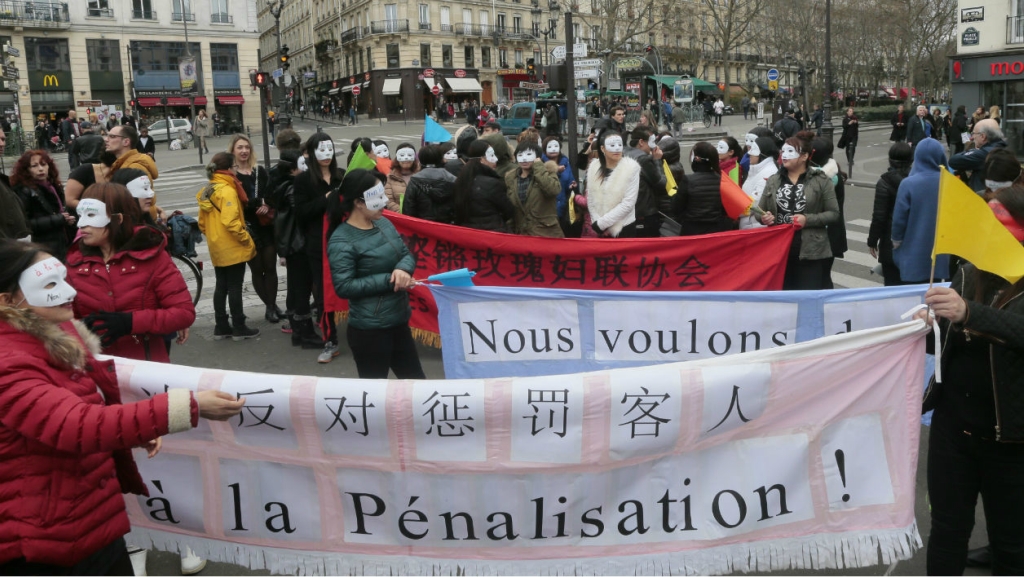 Китайские проститутки на митинге в Париже