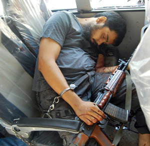 Тело убитого Викаруддина с неестественно лежащим оружием в руках, закованных наручниками