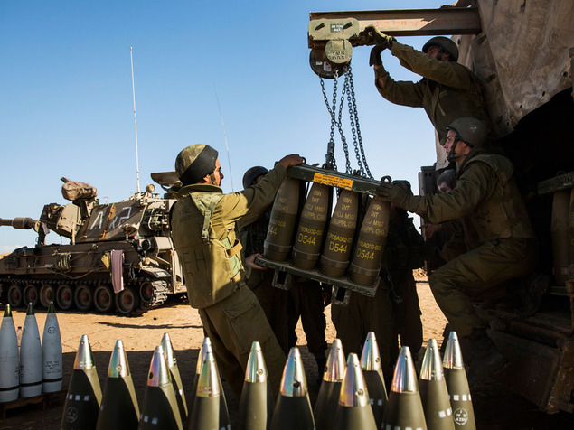 Израильские солдаты разгружают снаряды