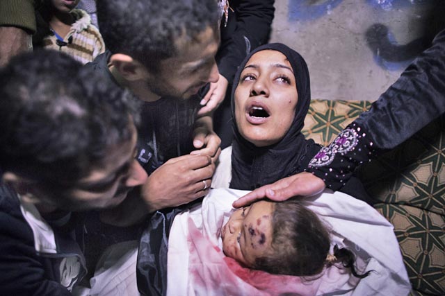 Жительница Газы с телом мертвой дочки