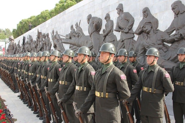 Турецкие солдаты у мемориала