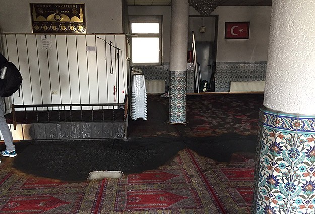 Из-за поджога мечети пострадали полы и стены