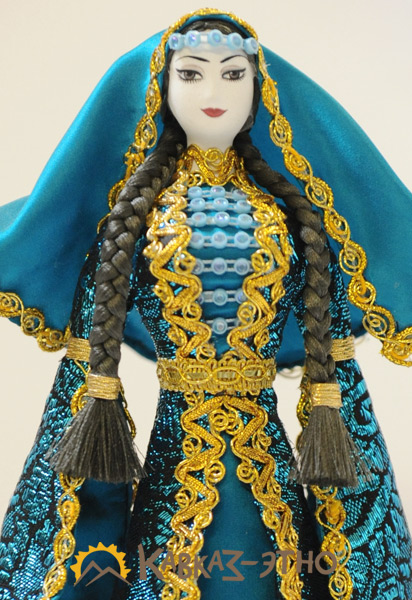 Кукла в чеченском национальном платье (Фото: www.kavkaz-etno.ru)