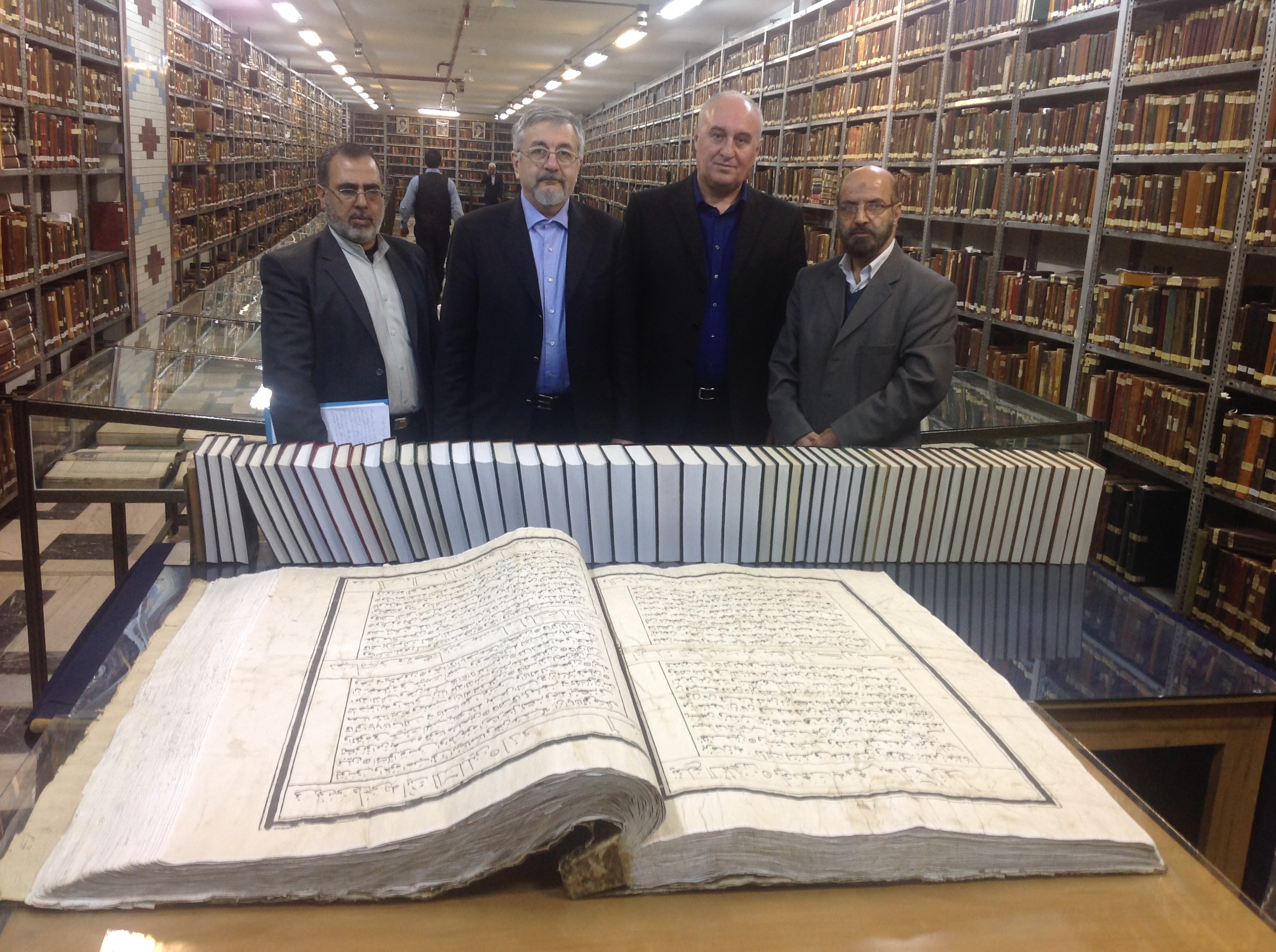 Хранитель Гранд Библиотеки, господин Авсати (справа крайний) демонстрирует самый большой по размеру Коран.