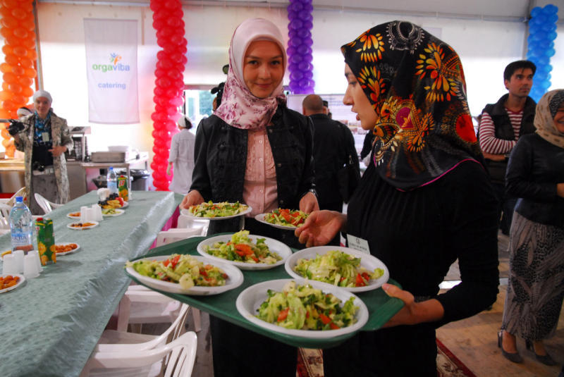Мусульманские волонтеры готовятся к встрече гостей