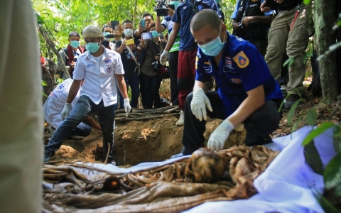 Эксгумация тел убитых беженцев в Малайзии