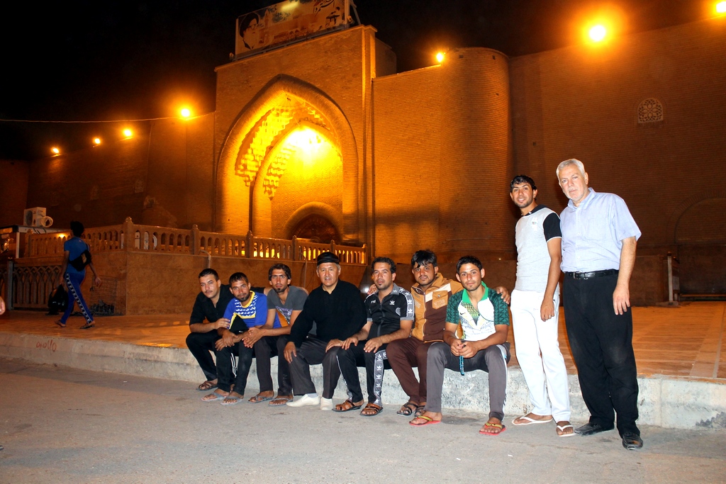 Автор с молодыми куфийцами у стен исторической мечети «Аль Куфа»
