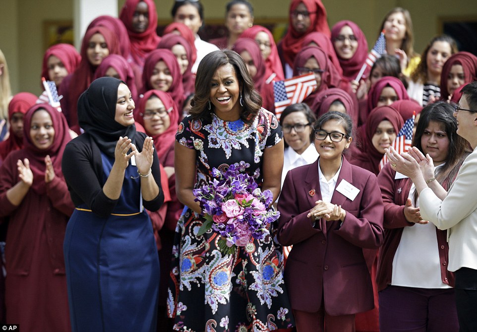 Мишель Обама в окружении школьниц