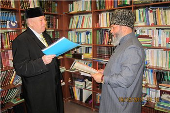 Шавкат Авясов (слева) и муфтий Мухаммад Рахимов
