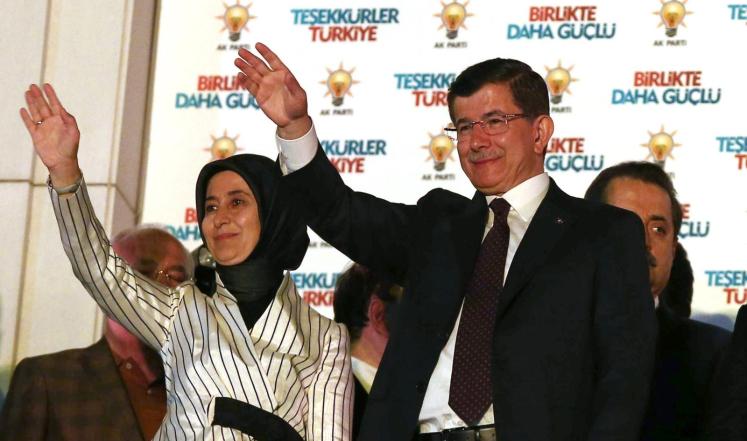 Премьер-министр Турции и лидер AKP Ахмет Давутоглу с супругой