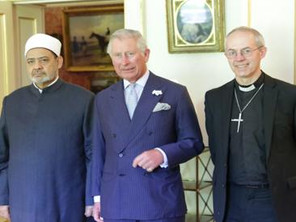 Принц Чарльз в окружении религиозных деятелей