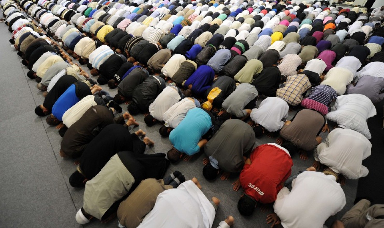 Тысячи французских мусульман в Соборной мечети Страсбурга