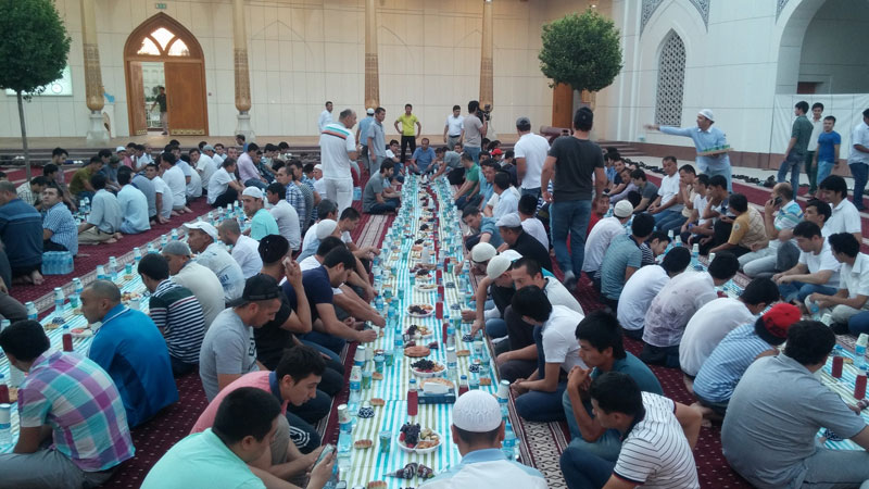 Ифтар в соборной мечети «Минор» города Ташкента
