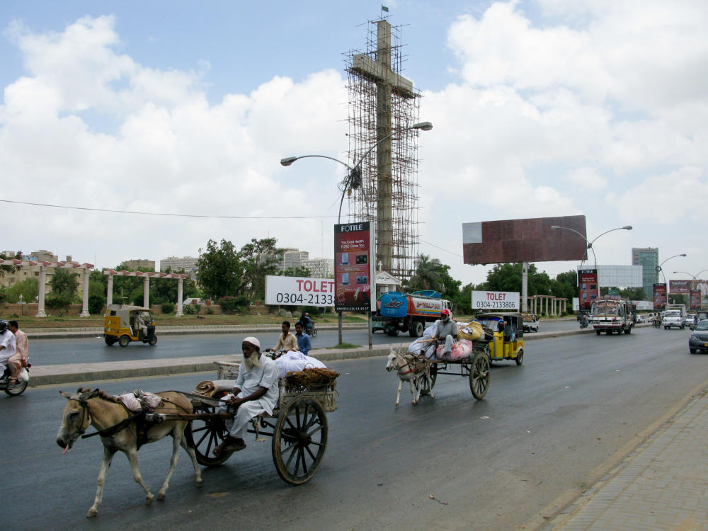 Бетонный монумент в Карачи