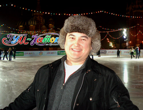 Максат Кунакунов на катке, установленном на Красной площади в Москве