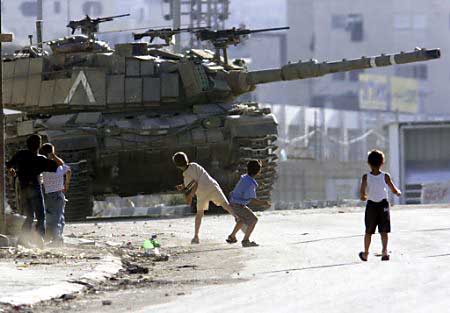 Палестинские дети бросают камни в израильский танк