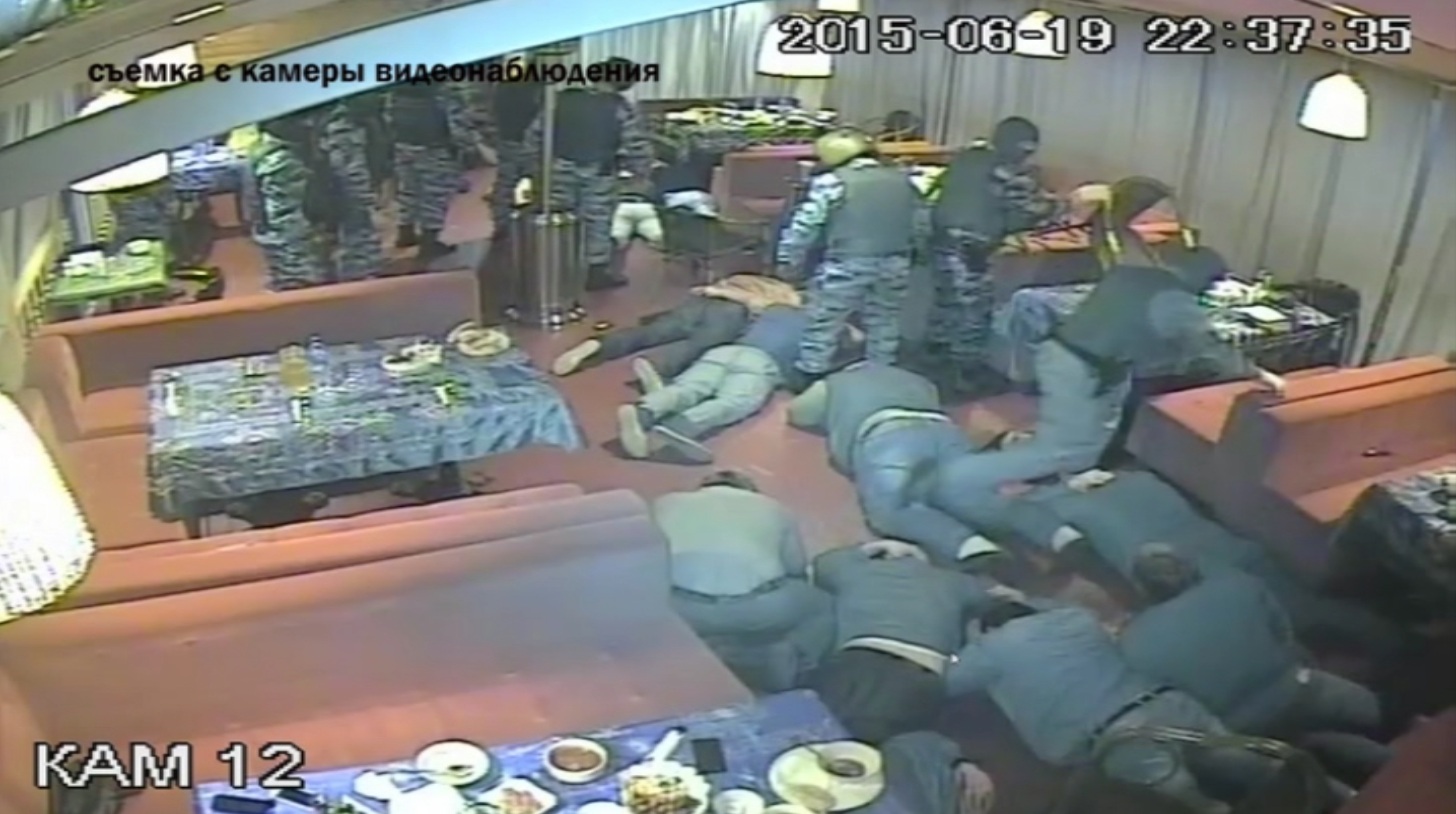 Фрагмент записи камер наблюдения в ресторане «Веселый Бабай»