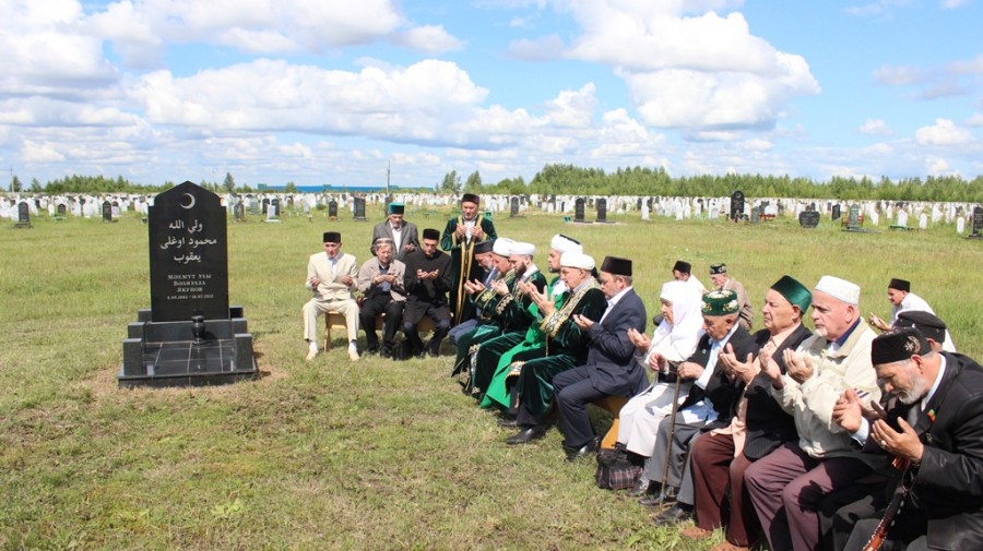 Мусульманские деятели Татарстана у могилы В.Якупова. Фото: ДУМРТ
