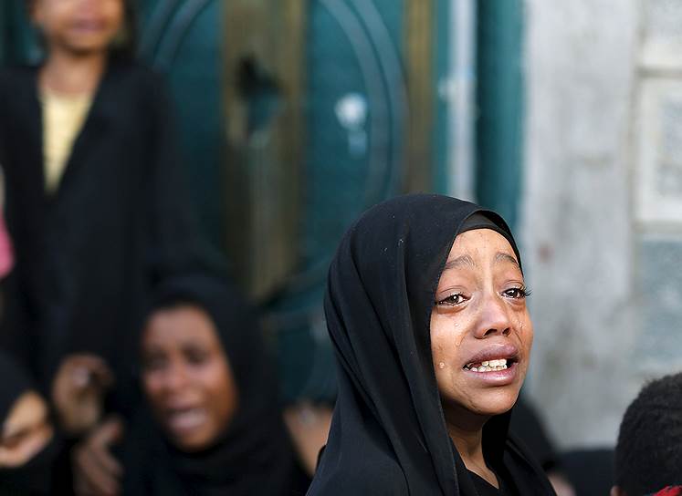 Девочка плачет по своему отцу, погибшему в ходе бомбардировок по Сане (Фото: Рейтер)