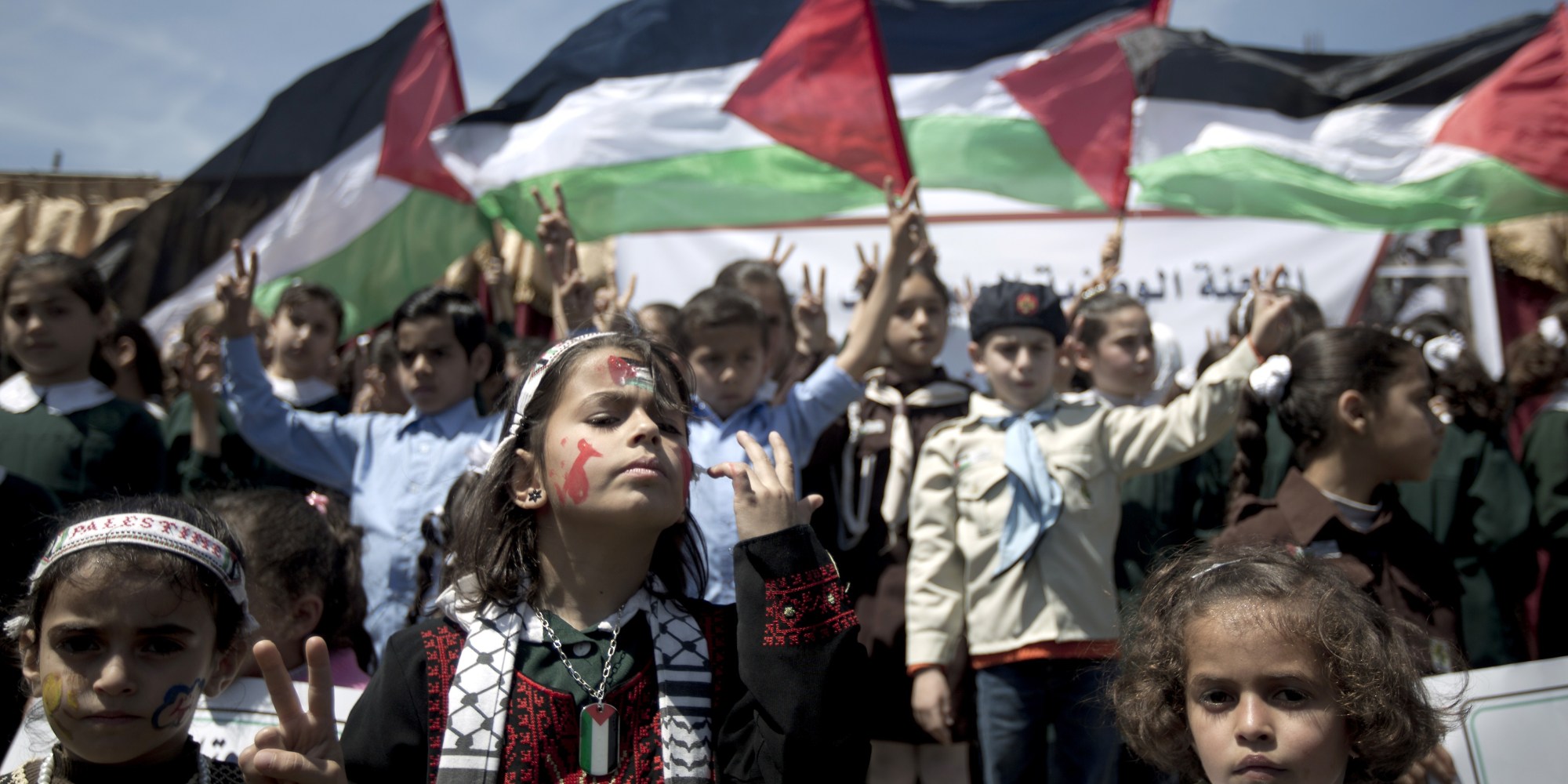 Палестинские дети во время демонстрации в секторе Газа (Фото:  MAHMUD HAMS/AFP)