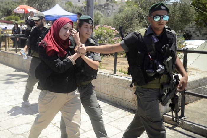 Притеснение палестинских женщин израильскими военными продолжается и по сей день