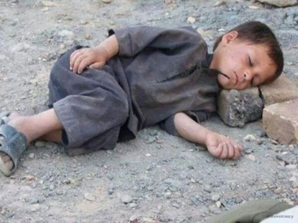 Спящий на улице ребенок - обычное явление для Газы, где Израиль разрушил тысячи жилых домов