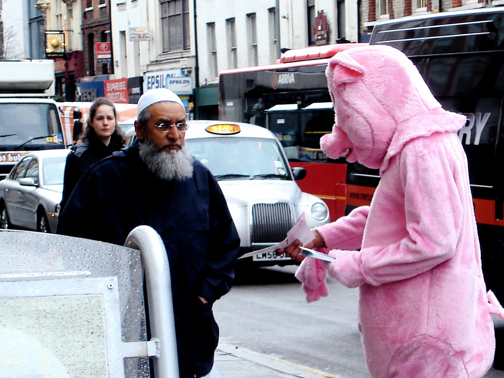 Мусульмане на Западе не застрахованы от «встреч» со свиньями в том или ином виде