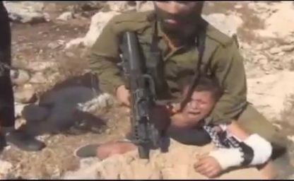 Вооруженный израильтянин душит палестинского мальчика