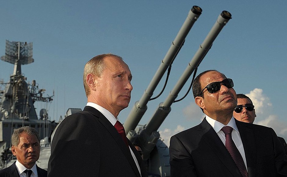 Президенты РФ и Египта осматривают военную технику