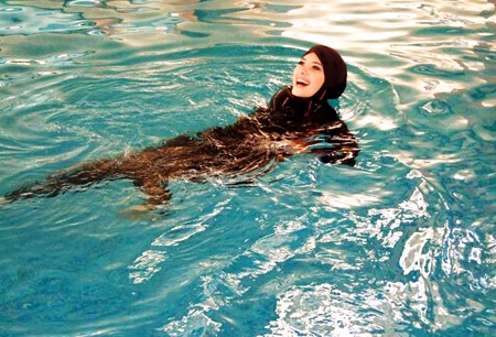 Мусульманка во время купания