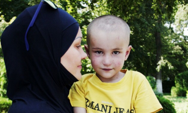 Мухаммад со своей мамой (Фото: Фаина Качабекова / КАВПОЛИТ)
