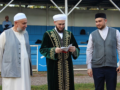Шейх Абдул Разак Ас-саади вместе с главой ДУМ РТ Камилем Самигуллиным на встрече с мусульманской молодежью