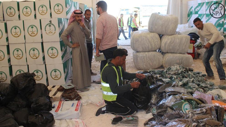 Ящики с гуманитарной помощью от Саудии