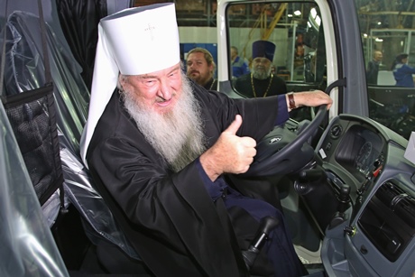 Митрополит Феофан сел в одну из кабин нового модельного ряда «КАМАЗа»