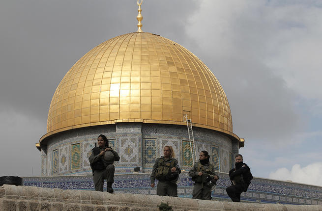 Израильские силовики взобрались на мечеть Куббат ас-Сахра, расположенную на территории комплекса Аль-Акса