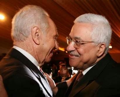 Бывший президент Израиля Шимон Перес и глава Палестины Махмуд Аббас тепло приветствуют друг друга