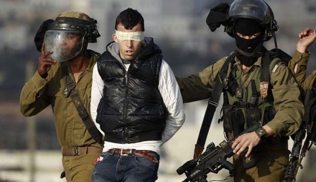 Израильские военные ведут арестованного палестинца с завязанными глазами