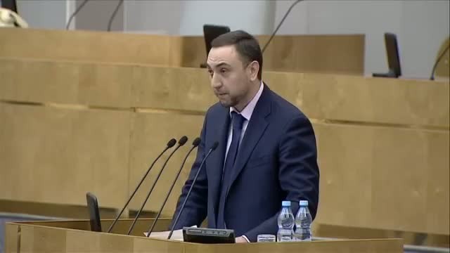 Депутат Саралиев на трибуне Госдумы