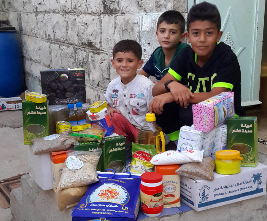 Палестинские дети с подарком от российских мусульман